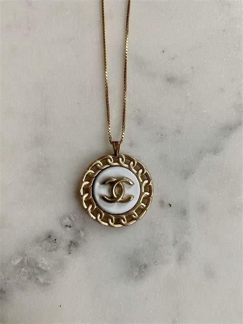 collier avec bouton chanel|Chanel collier.